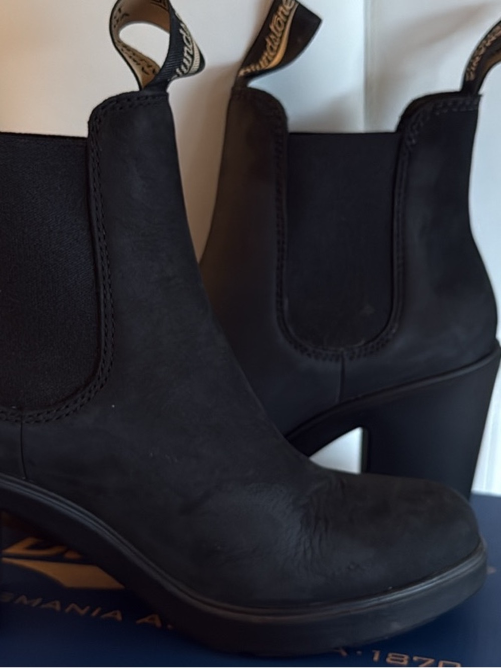 Blundstone Black Leather Heeled Chelsea Boots